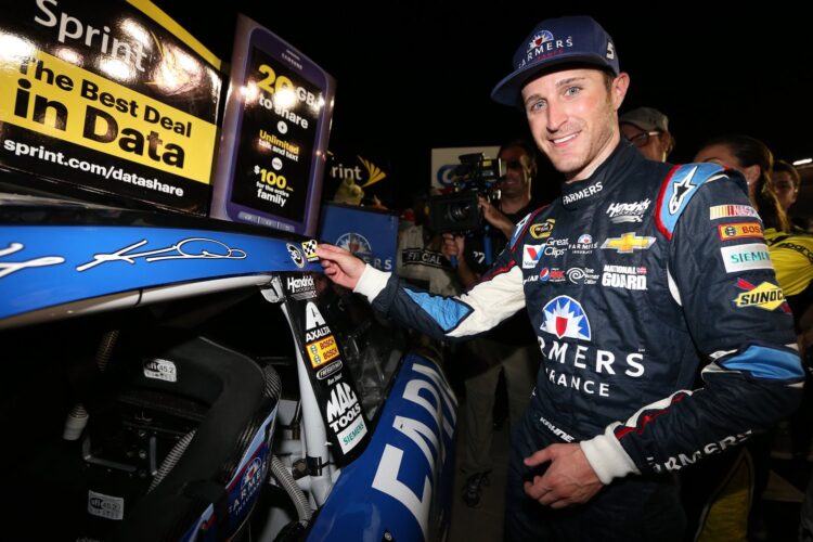 Kahne steals win, earns Chase berth