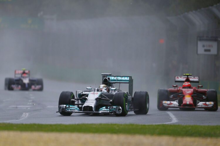 Hamilton snatches pole from Ricciardo in Australia