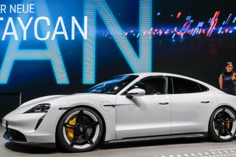 TopGear Korea tests the new Porsche Taycan