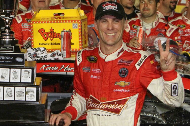 Harvick outduels Dale Jr. at Darlington