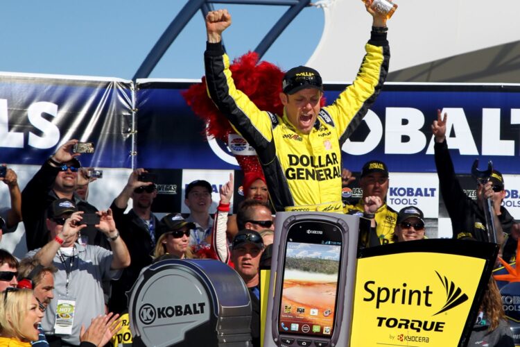 Kenseth holds off Kahne in Las Vegas