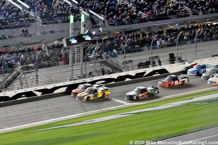 Video NASCAR Truck Race photo finish