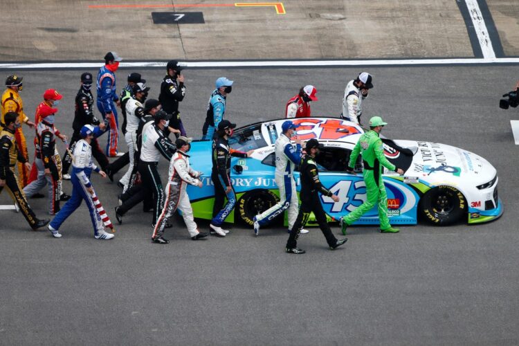 Drivers push Wallace’s car to grid