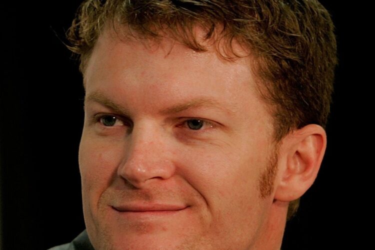 Earnhardt Jr., Hendrick announce 5-year deal