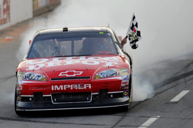 Stewart Edges Johnson In Wild Martinsville Race