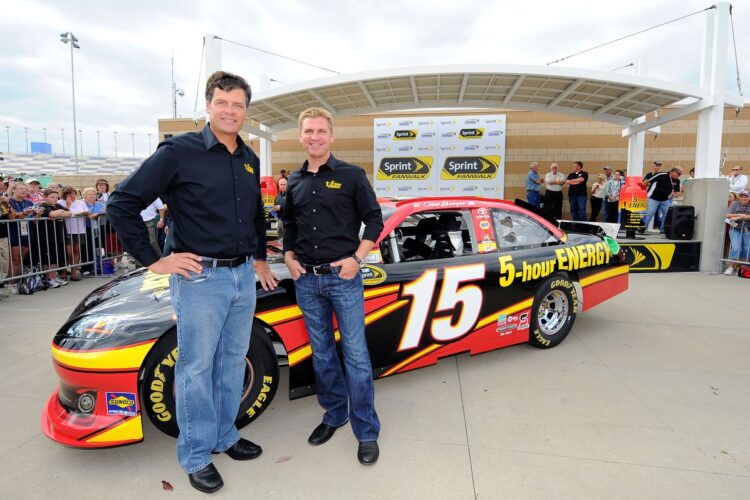 Waltrip signs Bowyer to 3-year deal