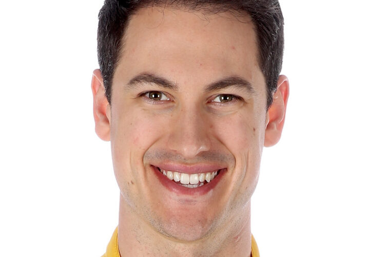 Logano strikes late to win Martinsville pole