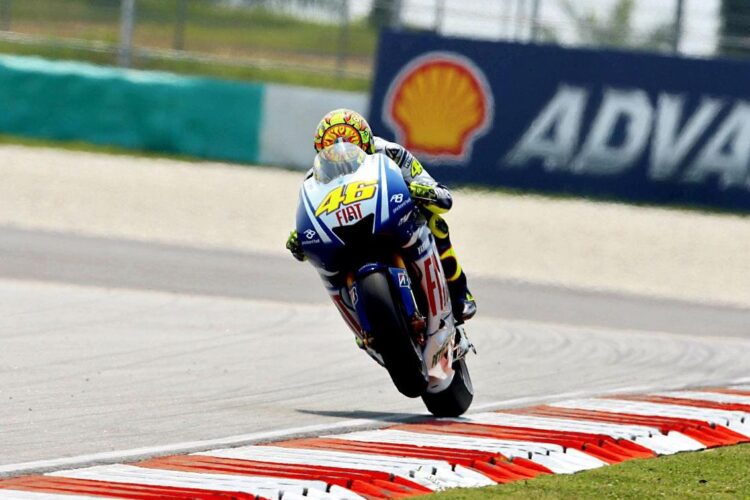 Rossi secures pole position with Sepang record