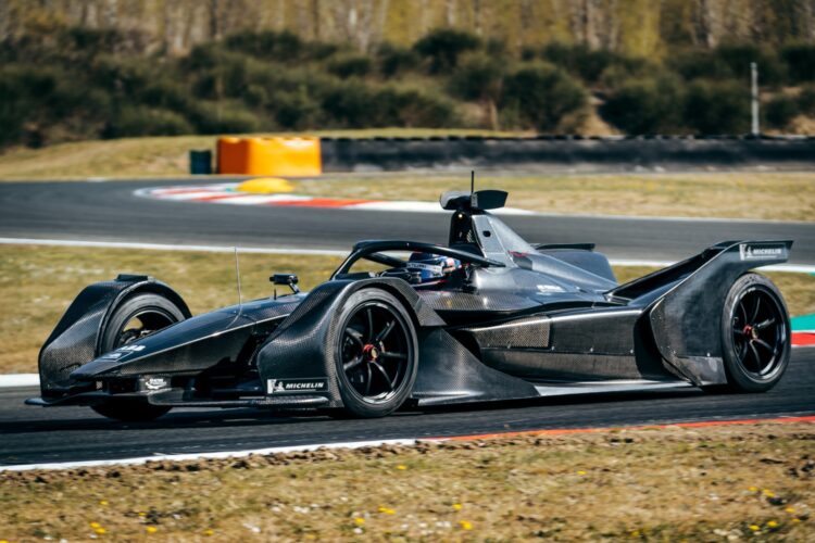 Successful track debut for the new Mercedes-Benz EQ Silver Arrow 01