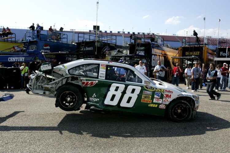 Kahne, Earnhardt crash at Talladega