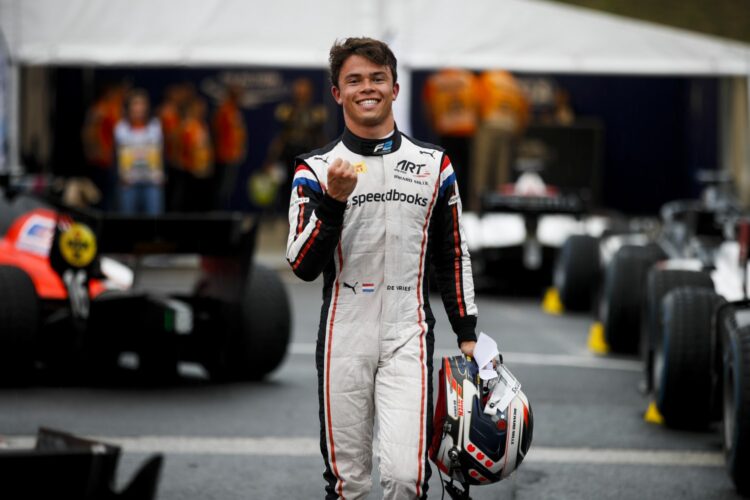 De Vries flies to Budapest pole in rain