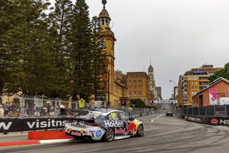 Whincup tops the time sheets in final Newcastle practice