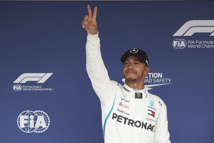 Hamilton wins pole for Japanese GP