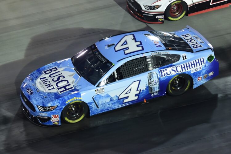 Harvick holds off Busch at Bristol