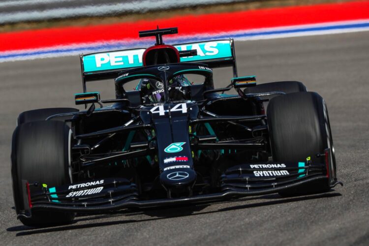 Hamilton schools Verstappen and Bottas for Russian GP pole