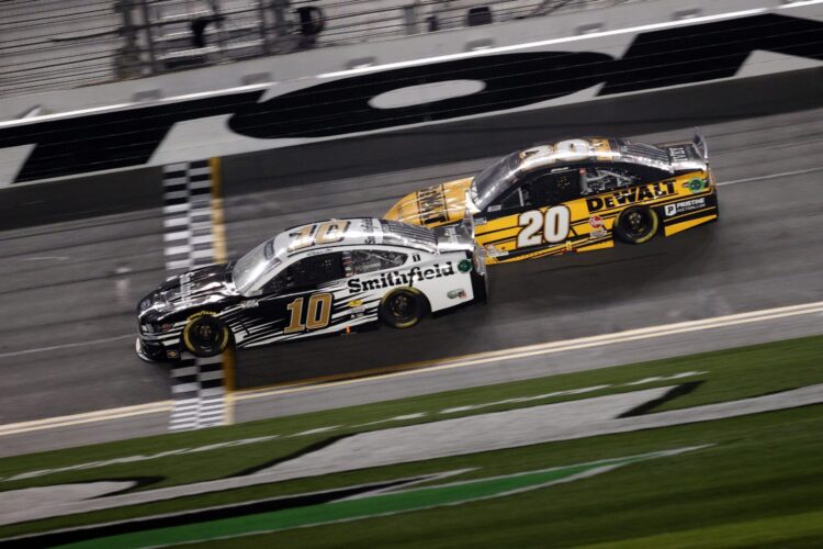 Almirola wins Bluegreen Vacations Duel 1 at Daytona