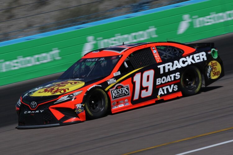 Truex Jr. holds off Logano to win in Phoenix