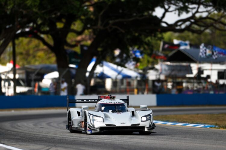 Sebring Hour 6: Van der Zande leads in #01 Cadillac at halfway mark