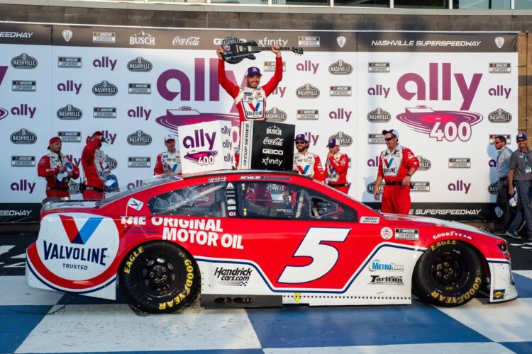 NASCAR: Kyle Larson schools the field to win his 4th straight Cup race