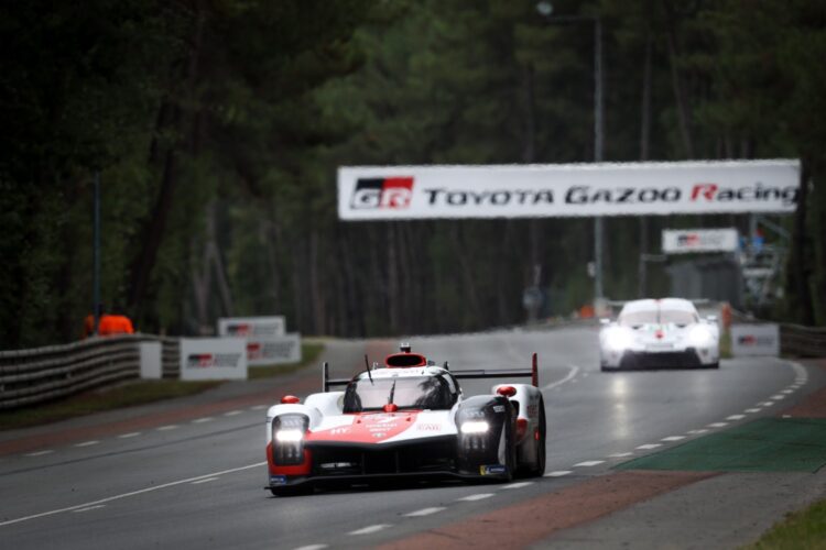 Le Mans Hour 4: Toyota still runs 1-2