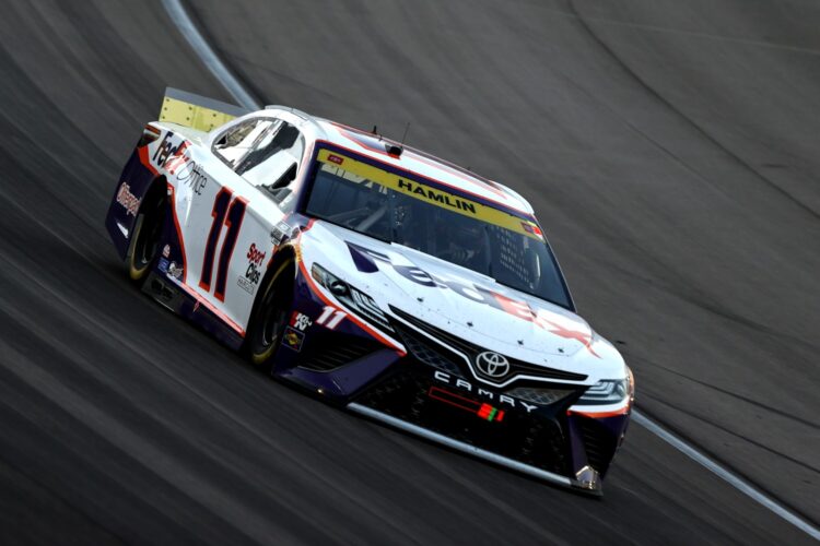 Video: Hamlin holds off Elliott to win in Las Vegas