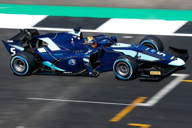 Albon sweeps to Silverstone Feature Race victory