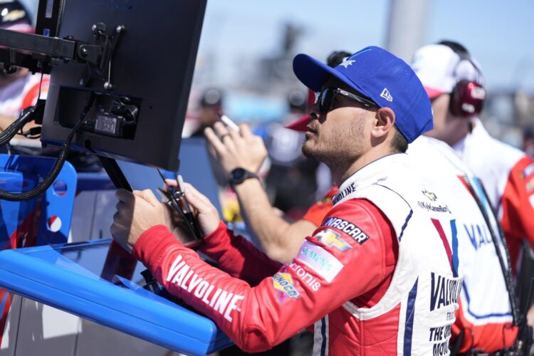 NASCAR: Steering change drops Larson to rear in Phoenix