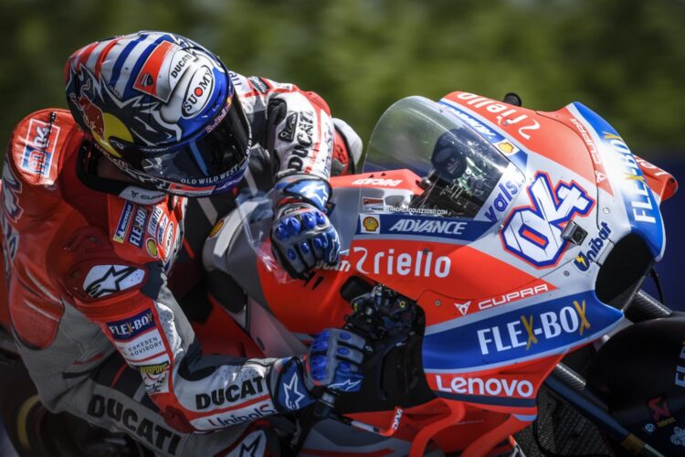 Dovi fights off Lorenzo and Marquez in Brno