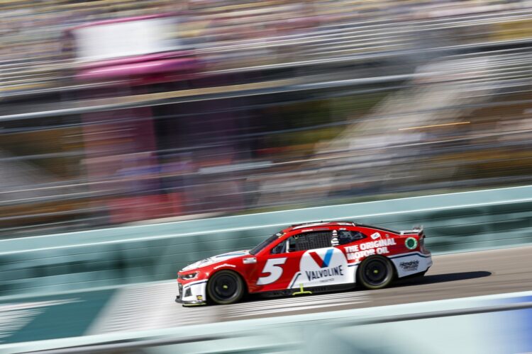 NASCAR: Larson dominates Dixie Vodka 400 at Homestead