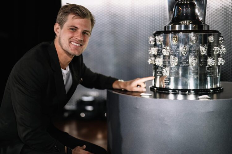 IndyCar: Indy 500 Winner Ericsson Unveils Image on Borg-Warner Trophy