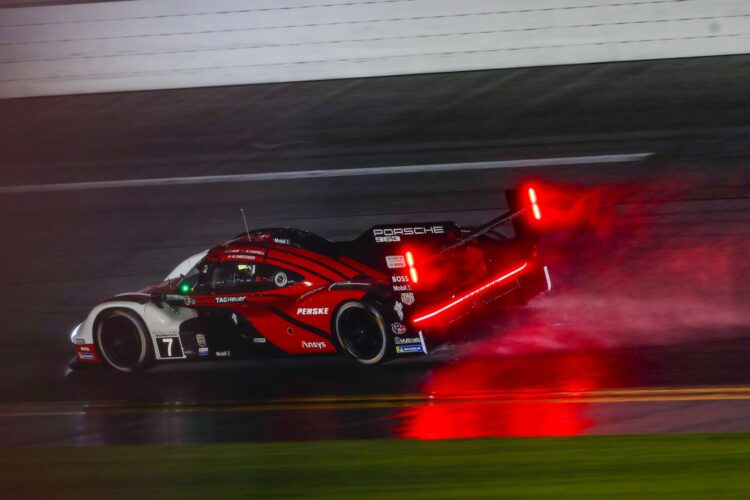 IMSA: Porsche tops wet final test session before Rolex 24 quals