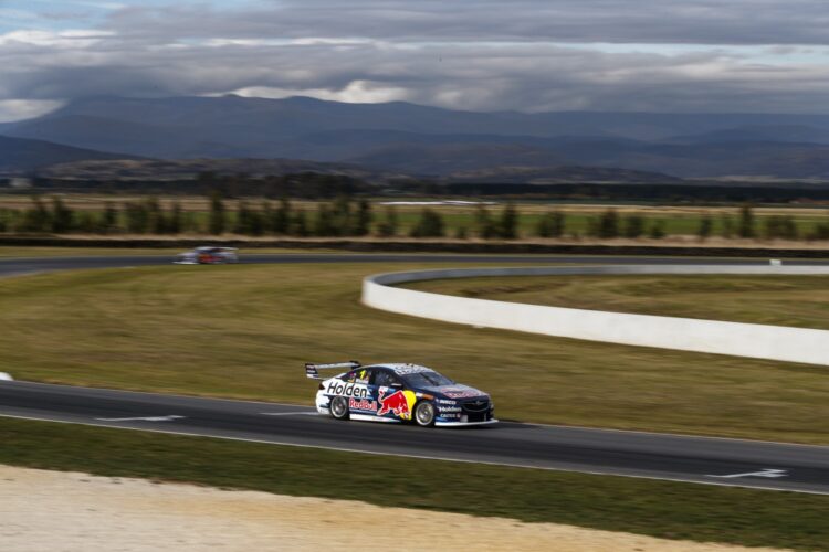 Whincup clocks fastest ever time in Tasmania in practice