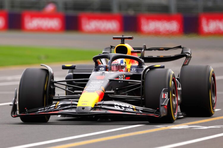 F1: Verstappen outduels Mercedes drivers to win pole in Melbourne  (Update)