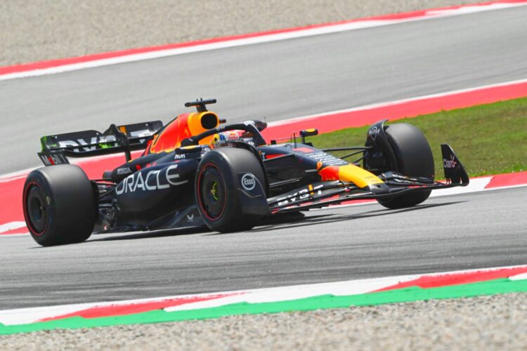 Video: Verstappen told not to go for fastest lap, so he did