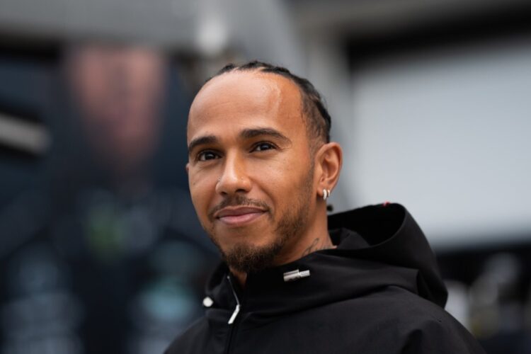 F1: New contract could take another ‘month’ – Hamilton