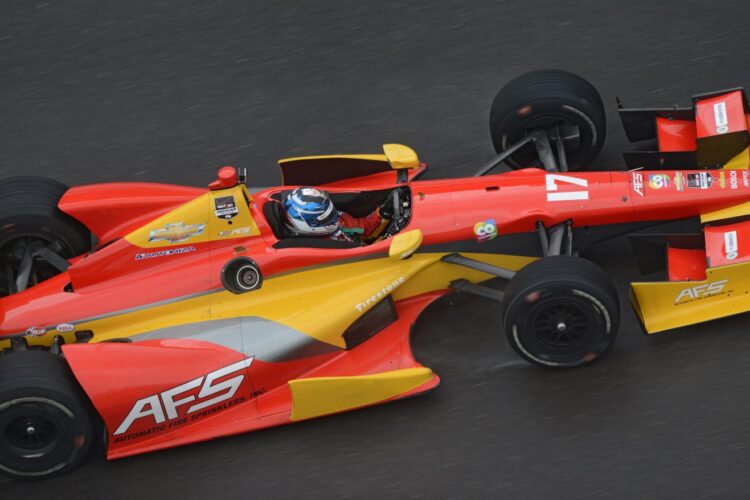 Hunter-Reay crashes in wet and loses pole to Saavedra