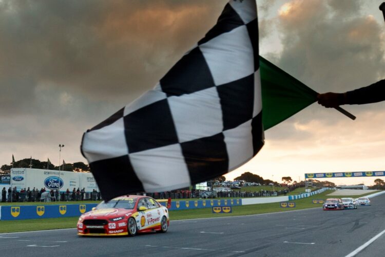 Coulthard claims eventful race victory and Championship lead at Phillip Island