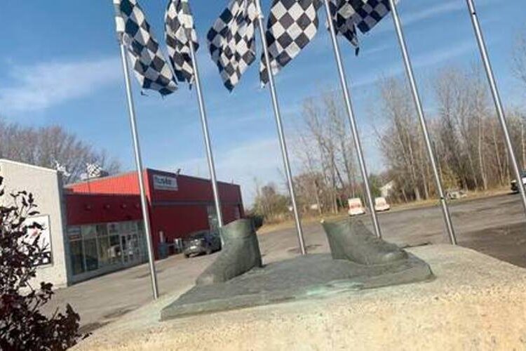 Formula 1 News: Villeneuve statue stolen, Lauda helmet found