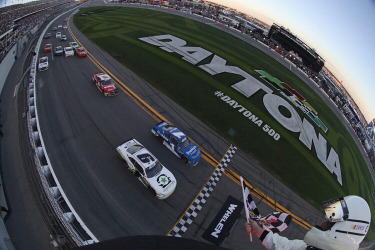 Tyler Reddick beats Sadler in 300-Mile Photo Finish