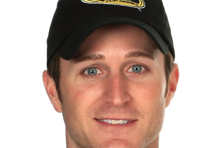 Kahne signs 3 year extension with Hendrick