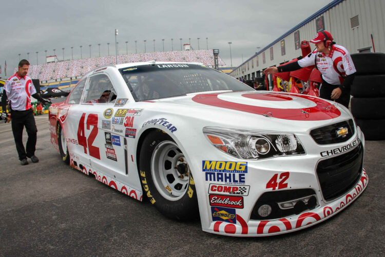 Rain hands Larson pole in Kentucky