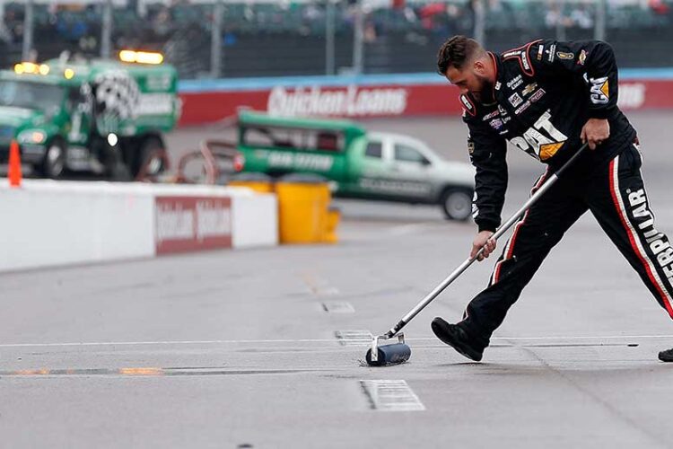 NASCAR: Rain delay in Phoenix