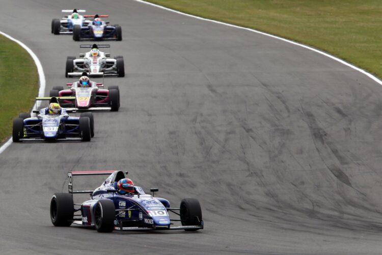 Herta wins again, leads a Carlin 1-2 at Snetterton