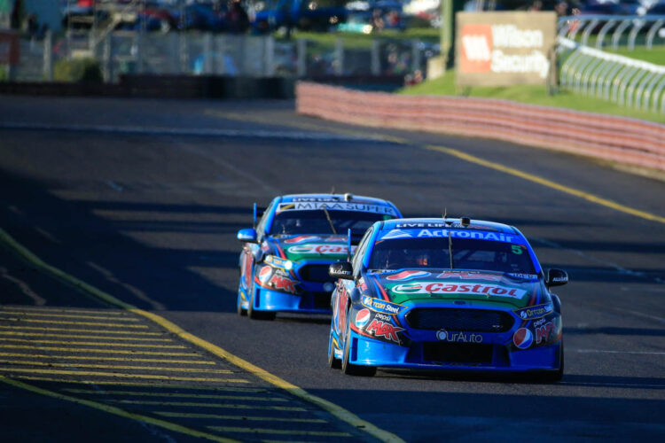 Frosty extends lead as disaster strikes Whincup