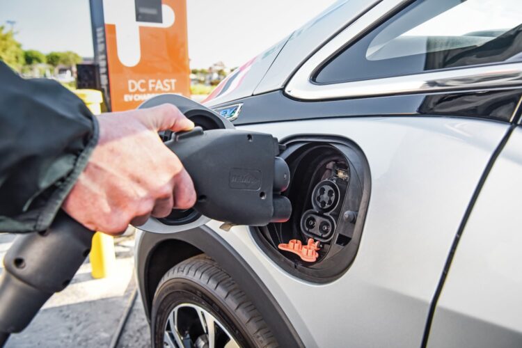 Plugless charging for 80 percent of electric cars by end of 2017