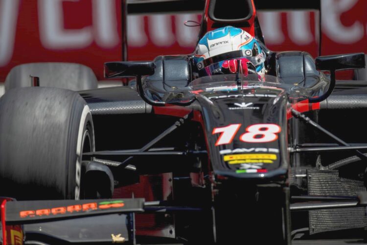 De Vries leads the way in Baku