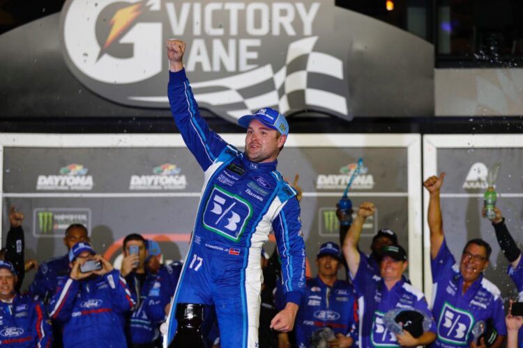 Stenhouse Jr. and Bayne to swap pit crews in playoffs