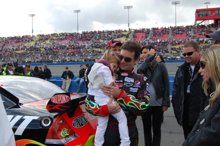 Jeff Gordon helps family in need