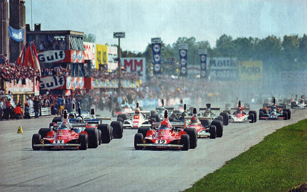 1975 Italian GP_race_start: Niki Lauda and Clay Regazzoni(Ferrari_312T). Photo: By Rainer W. Schlegelmilch - Gianluca Gasparini (September 5, 2015). "Carissimo Niki amico dei giorni più lieti". SportWeek (33 [749]): 59. Milan, Italy: La Gazzetta dello Sport., Public Domain, https://commons.wikimedia.org/w/index.php?curid=50949232